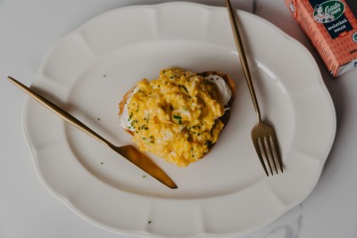 Scrambled eggs cu cremă de brânză și pâine prăjită